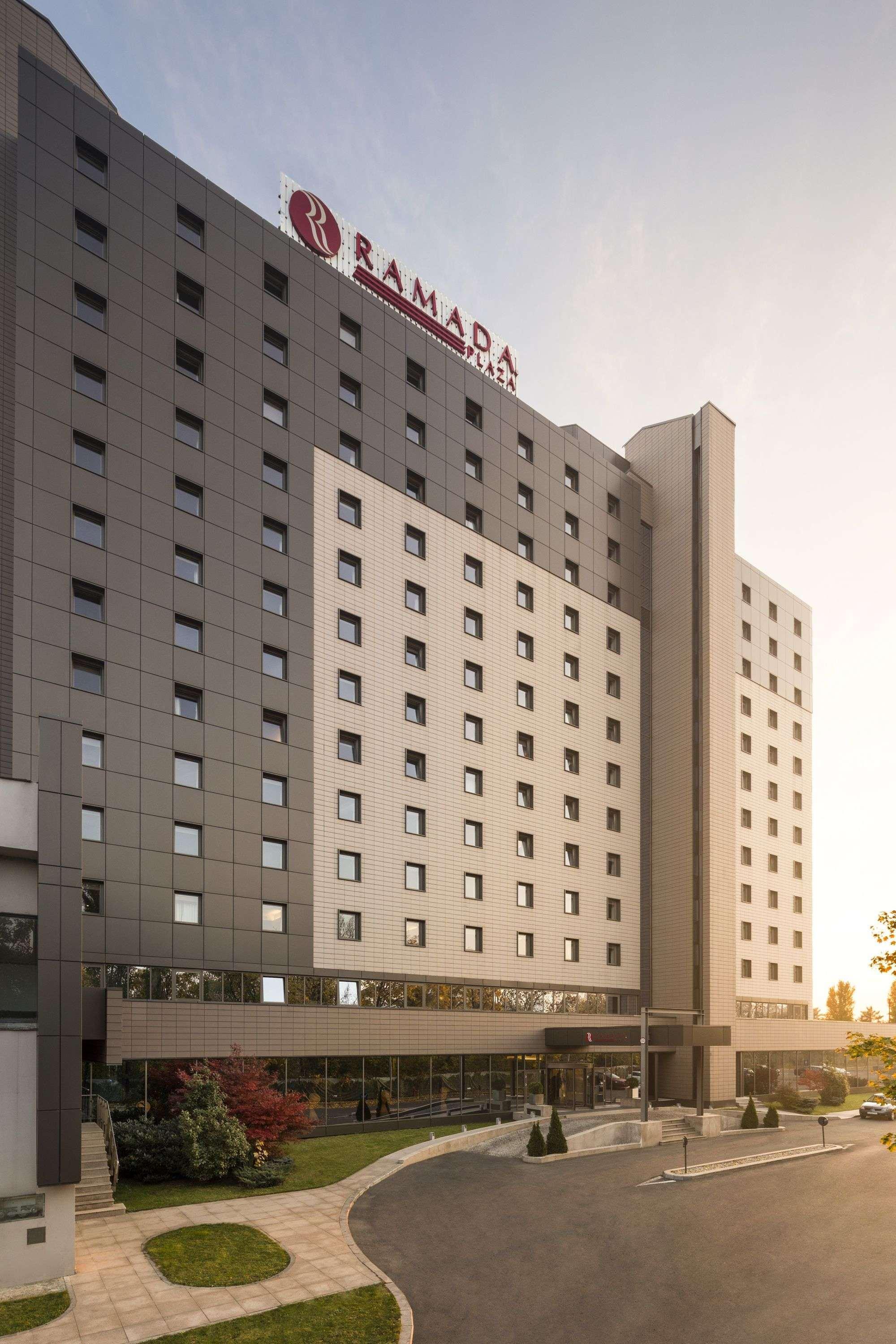 Hotel Ramada Plaza By Wyndham Convention Center 4*
